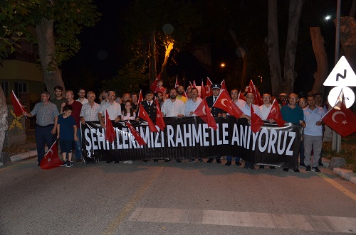 15 TEMMUZ DESTANININ YILDÖNÜMÜNDE SINDIRGI HALKI YİNE TEK YÜREK